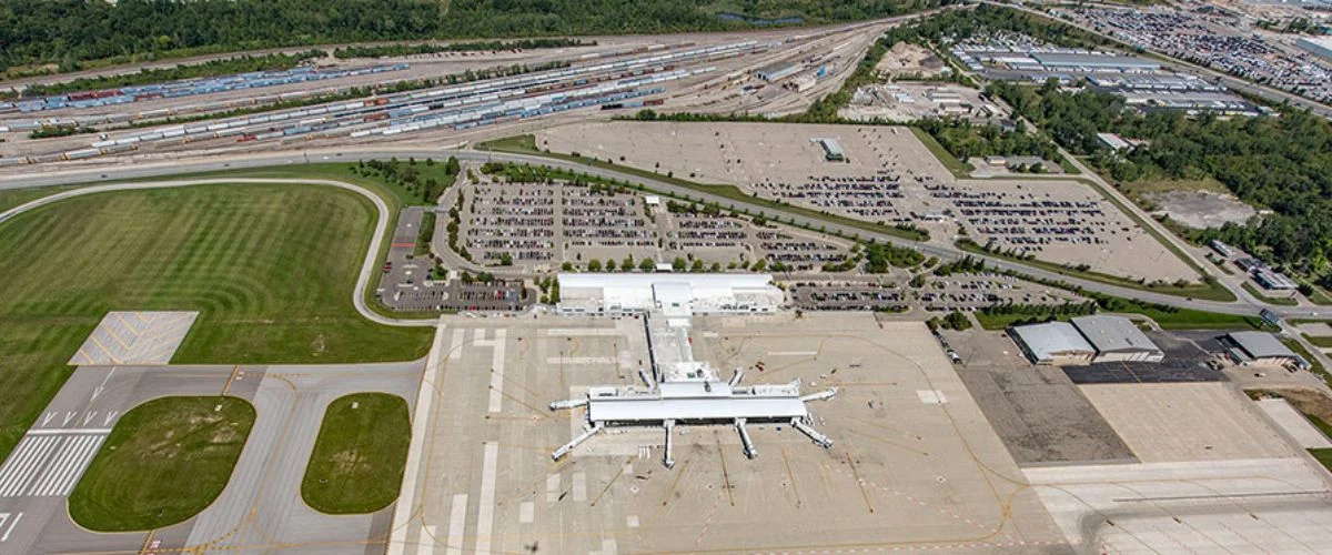 Air Wisconsin Airline FNT Terminal